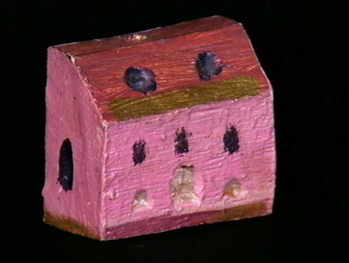 Sett med ca 200 leketøyhus laget av tre i forskjellige former og farger.