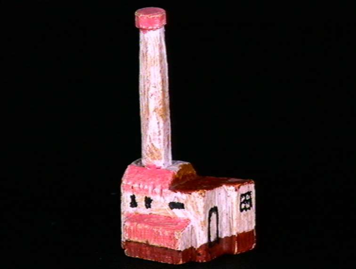 Sett med ca 200 leketøyhus laget av tre i forskjellige former og farger.