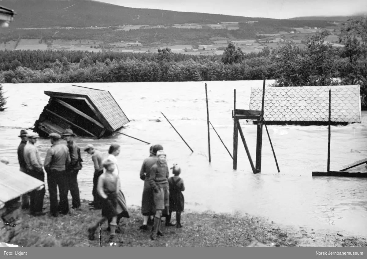 Flommen i 1938 : hus i elva ved Vinstra