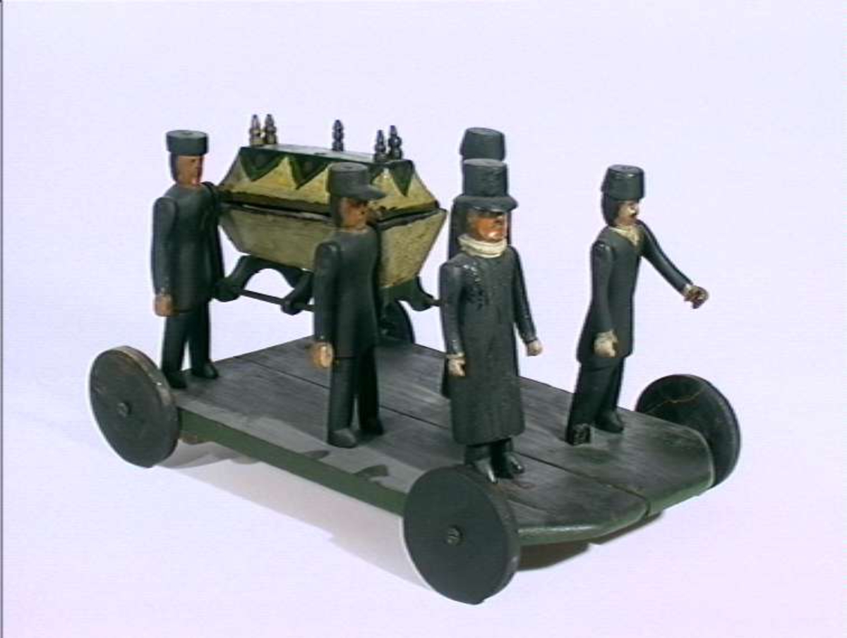 Figur på hjul, begravelsesfølge, 5 menn & kiste m/