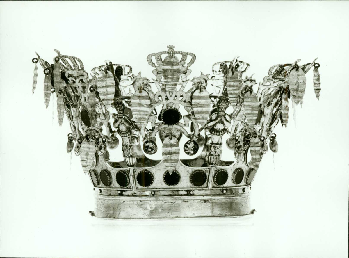 Brudekrone i sølv med støpte og drevne dekorelementer, 7 stk C7 i kronet speilmonogram utgjør en del av dekoren, delvis forgylt.