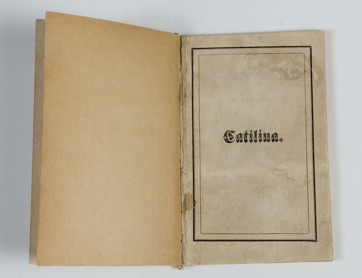 Førsteutgave av Henrik Ibsens "Catilina", utgitt i kommisjon av P.F. Steensballe i 1850. Omslaget er revet av og mangler.