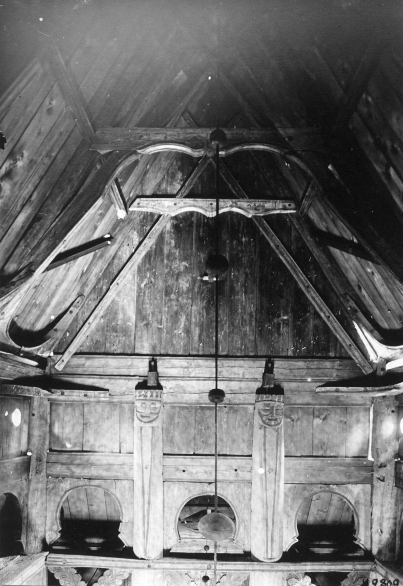 Stavkirken fra Gol i Hallingdal. Interiør. Triforievegg og takstol. Stavkirken mot koret. Fotografert på Norsk folkemuseum, 1925.