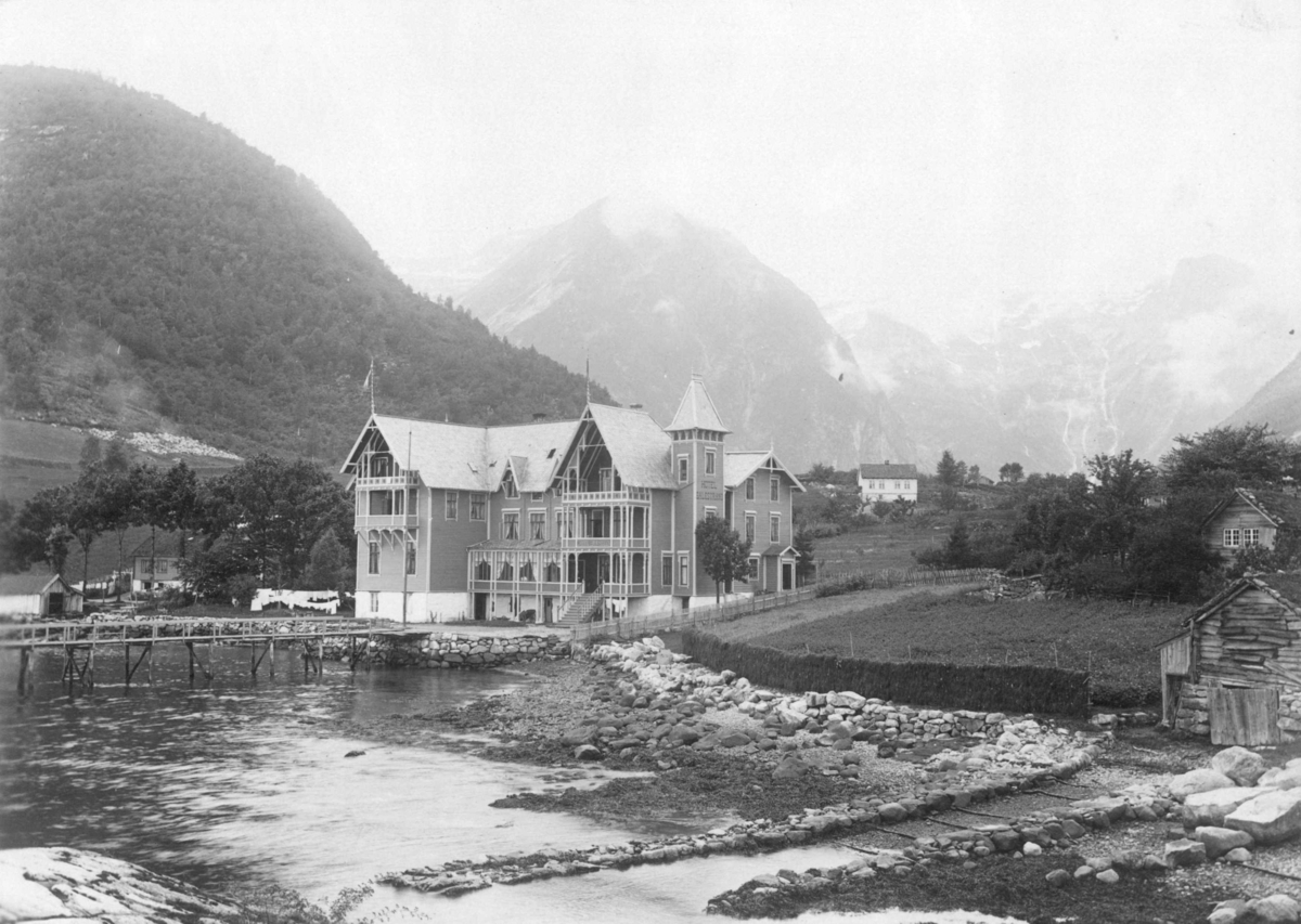 Balestrand hotell. Balestrand, Sogn. Antakelig fotografert i 1890-årene.