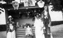 St. Hans feiring på Norsk Folkemuseum i 1916. Kvinner i drak