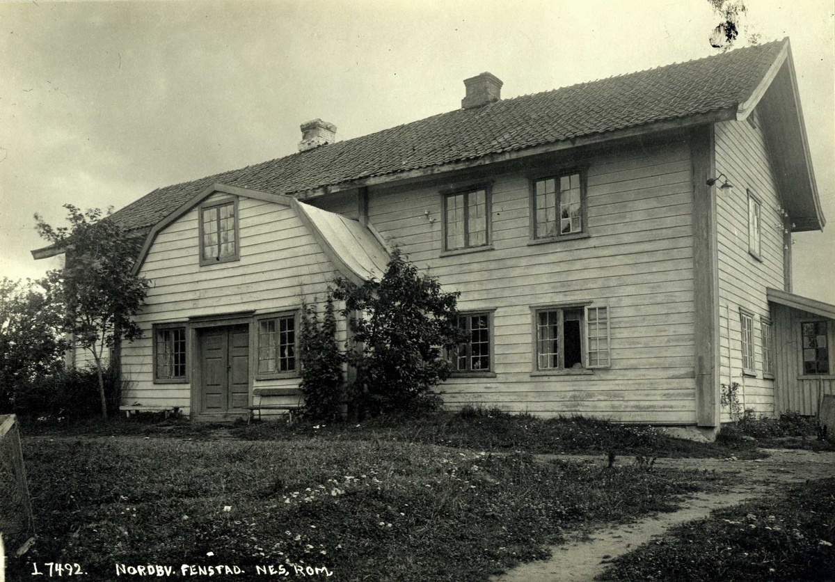 Norby, Fenstad, Nes, Øvre Romerike, Akershus. Hvitmalt våningshus med mørkere kanter sett mot inngangspartiet.