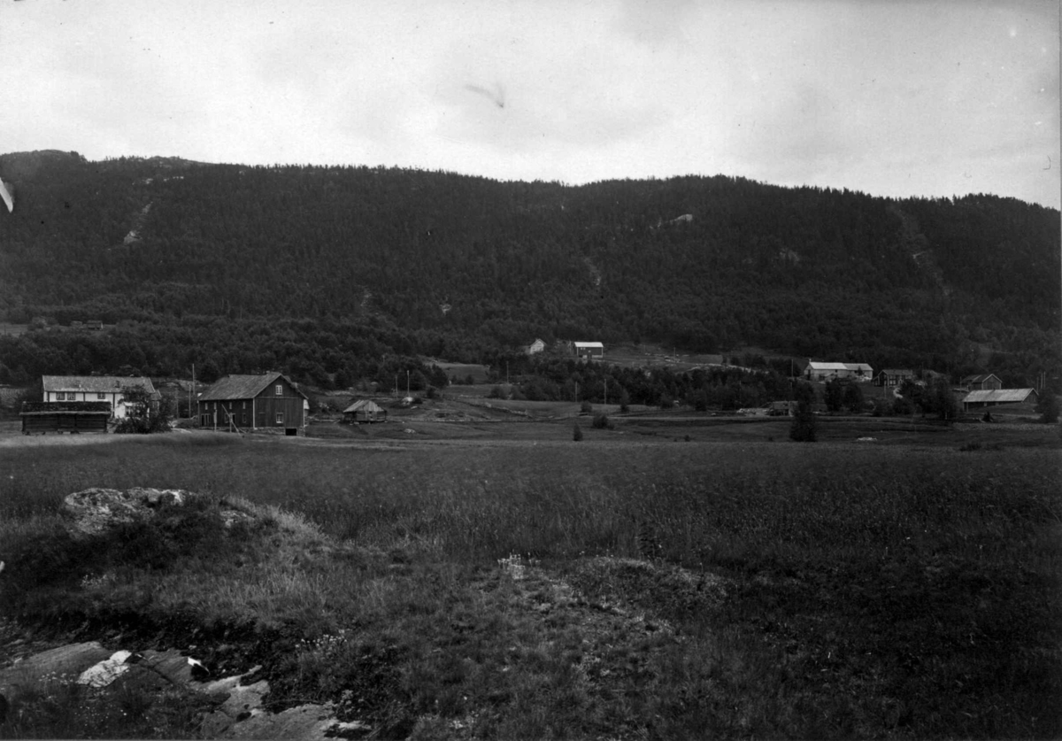 Longerak i Bygland i Setesdal. Innistog til venstre, og uthusene i Nedre Søbø lengst til høgre, og Øvre Søbø over. Huset Haslehaugen midt i bildet, og over innhuset i Innistog kan man skimte Einerholte.