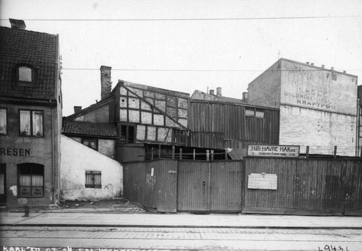 Karl XIIs gate 28, Oslo, 1924. Gatebilde med plankegjerde og bygård.