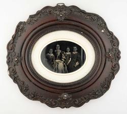 Gruppeportrett av kvinne og tre piker, ukjente. De poserer s