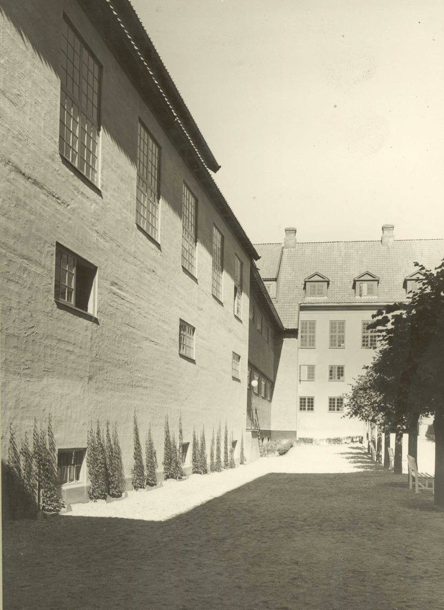 Torget med bygning for systematisk samling og del av bybygningen. Norsk Folkemuseum, Oslo høsten 1934.