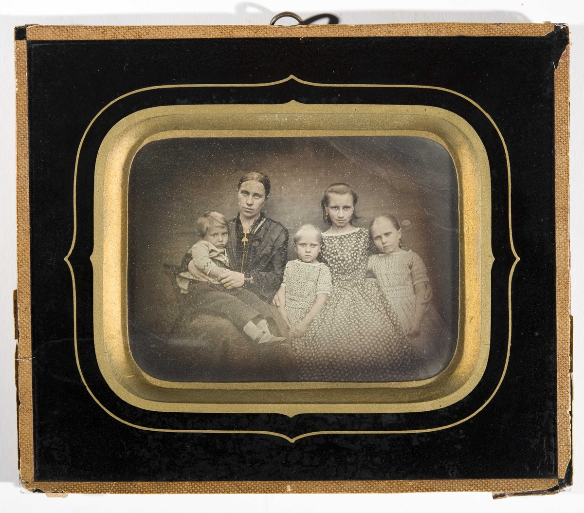 Daguerreotypi. Gruppeportrett halvfigur av familien til sokneprest Olaus Wullum og hans andre kone Ingeborg Wullum, født Krognes (1825-1926). Barna Marie, Elisa, Anna og Erik.