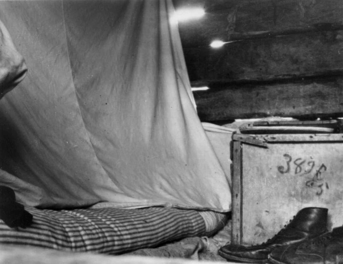 Interiør med sovetelt i et stabbur, Levajokgiedde 1952.