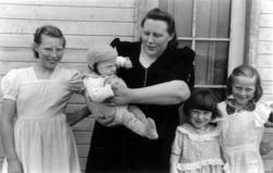 Elen Marie Siri med barna Marit Birgitte, Truls Ottar, Irene