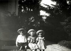 Gruppeportrett, Sveits. Barnegruppe utendørs.
Ant. fra seri