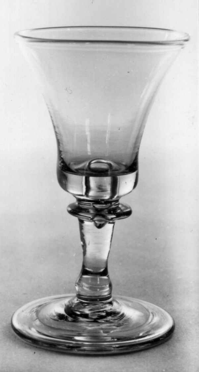 Glass, Vinglass, Viken, Hurdal, Akershus.
Fra dr. Eivind S. Engelstads storgårdsundersøkelser 1954.