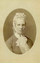 Portrett. Kvinne med hodeplagg, brystbilde, fra fotoatelier 