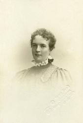 Portrett. Kvinne, brystbilde, fra fotoatelier i Oslo. Visitt