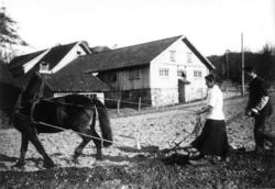 Kjos gård, Oddernes, Kristiansand, Vest-Agder, april 1925. H