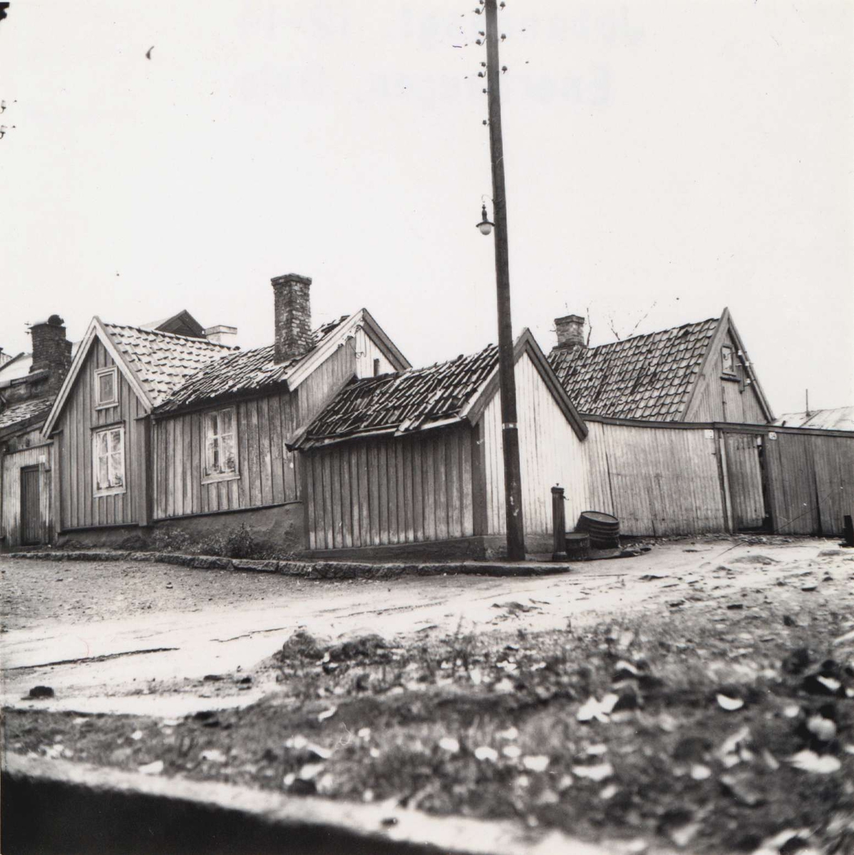 Johannesgate 12-14, Enerhaugen, Oslo 1959. Under riving, sett fra gatehjørnet. Mot Langeleiken.