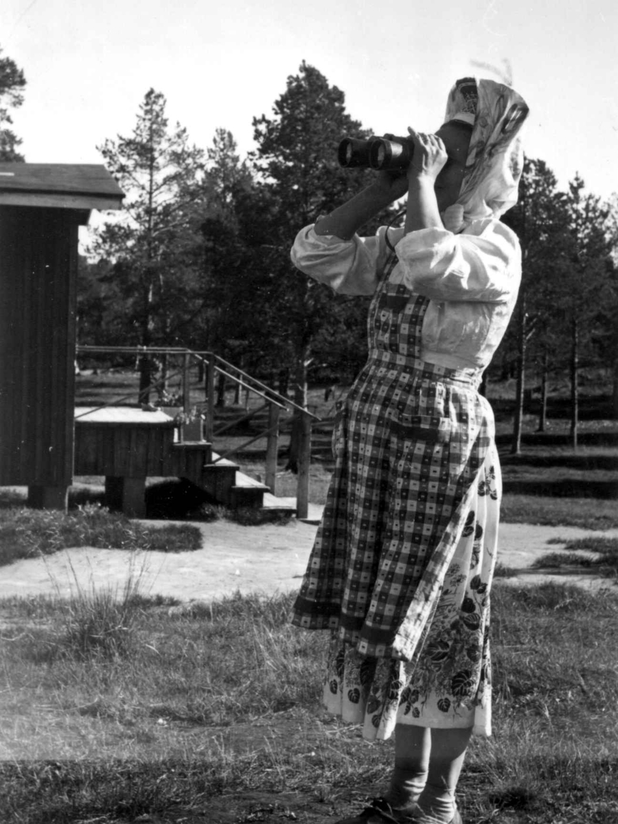 Skoltesame Vasilisa Semenoja med kikkert. Kirakkajärvi 1959.