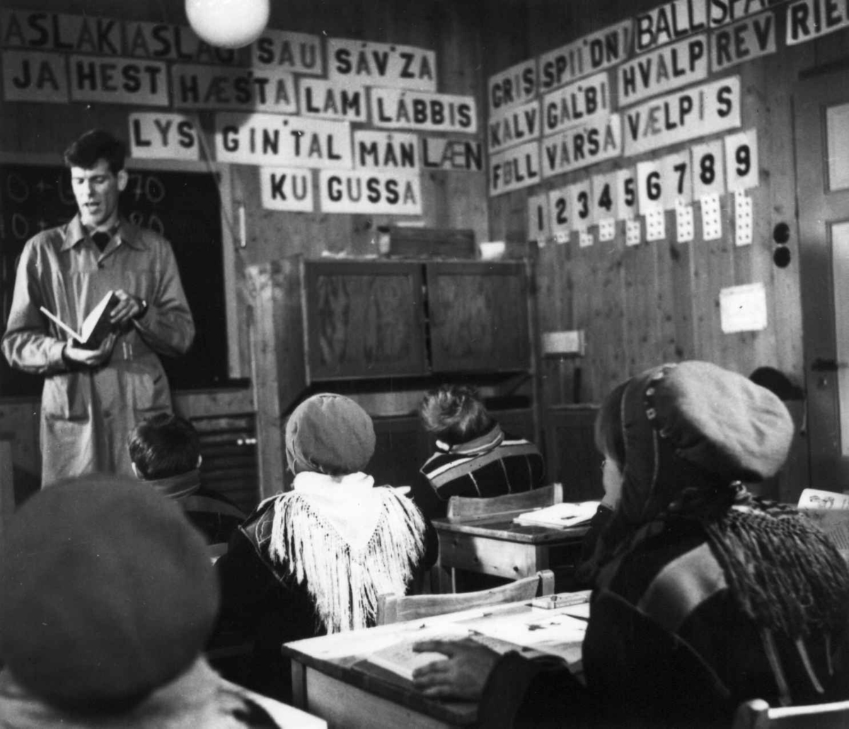 Elever og lærer i klasserom ved Karasjok folkeskole. 1958.