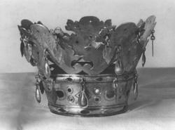 Brudekrone i sølv med tine, meget velbevart. Mrk. L H= Loren