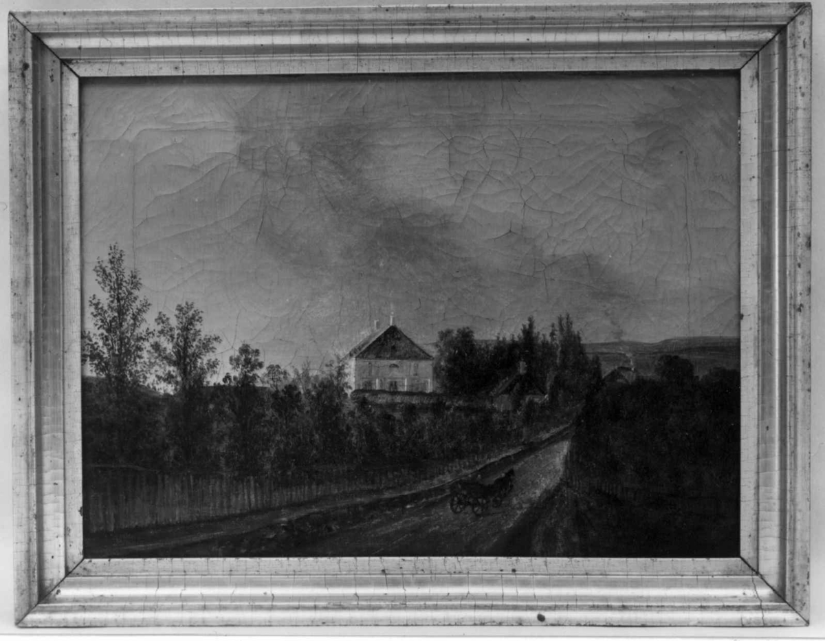 Stensbergløkken, Lørenskog, nå på Bygdøy. Maleri 32x24 cm, har vært på Ljosby. 
Fra dr. Eivind S. Engelstads storgårdsundersøkelser 1954.