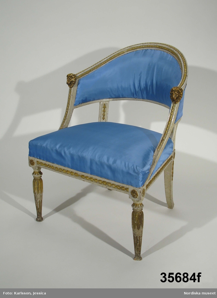 Huvudliggaren:
"Möbel. Bestående af 1 soffa och 6 stolar. 
Ink. af byggmästaren E. A. Boman i Stockholm - 400 kr. Ank. 2/5 1883"
a+) Soffa
b-g) 6 st stolar.