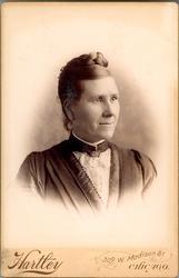 Kabinettfotografi. Norsk-amerikanere. Kvinne i fotografens s