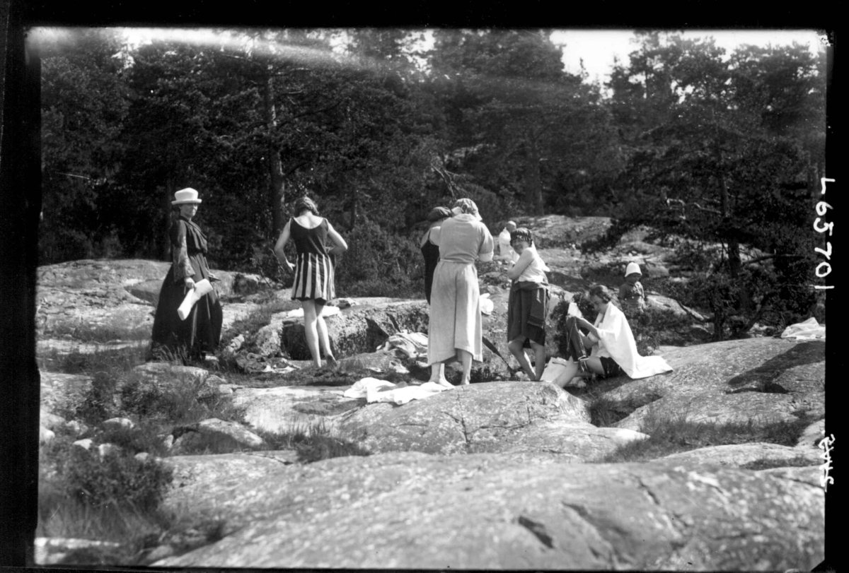 En gruppe kvinner på svaberget, badetøy.