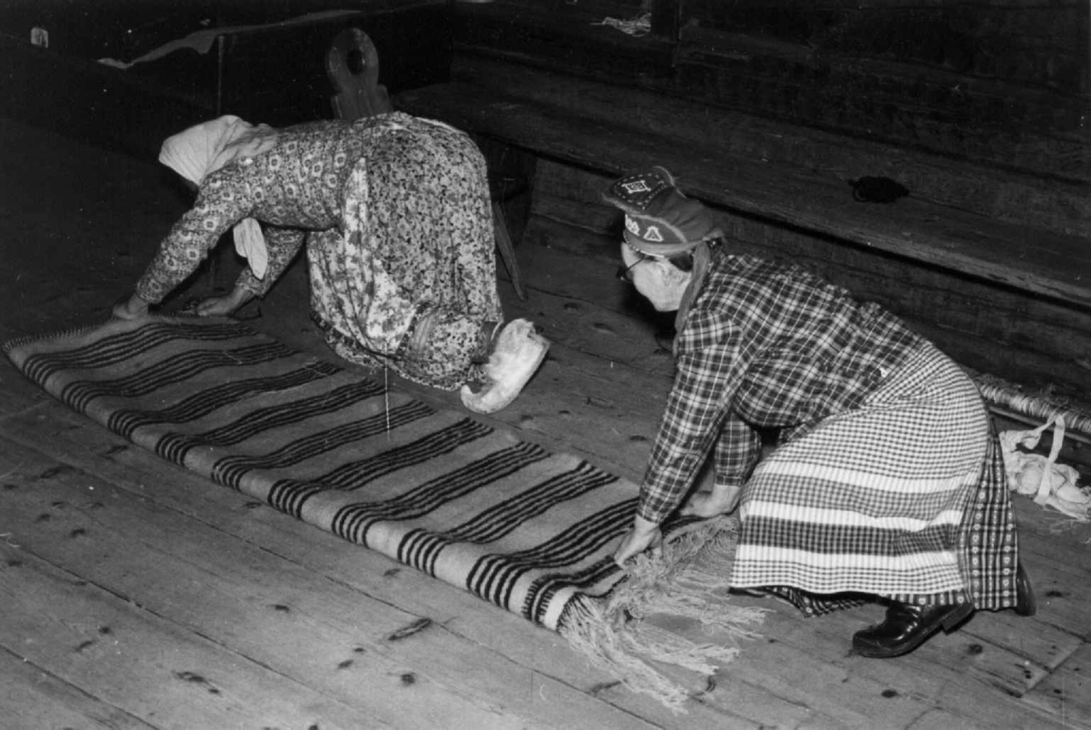 Greneveving. Skoltesamene Darja og Naska Moshnikov demonstrerer grenveveing på Föllisöen, Helsinki Universitet, Finland 1955. 35. De strekker teppet.