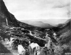 "Gaarsbotnen", Hordaland. Veiparti i fjellområde.