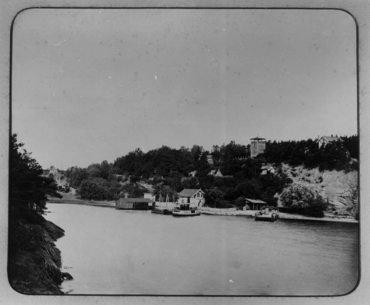 Langviksbukten, Bygdøy, Oslo ca. 1884-89. Bebyggelse, brygger og båter.