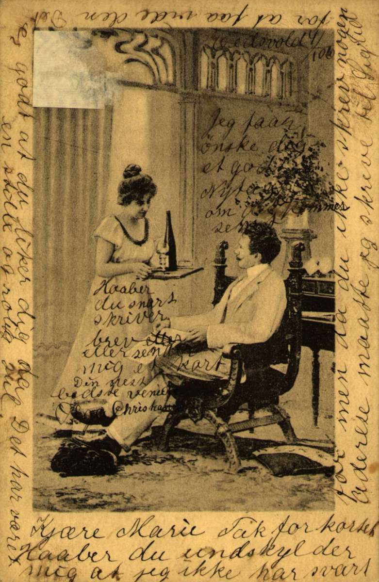 Postkort. Nyttårshilsen. Fotografi i svart/hvitt. Enhvitkledd kvinne servereret et glas vin til en mann som sitter i en stol. Han er også hvitkledd. Stemplet 05.01.1906.