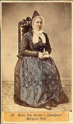 37. Kone fra Førde, Søndfjord.