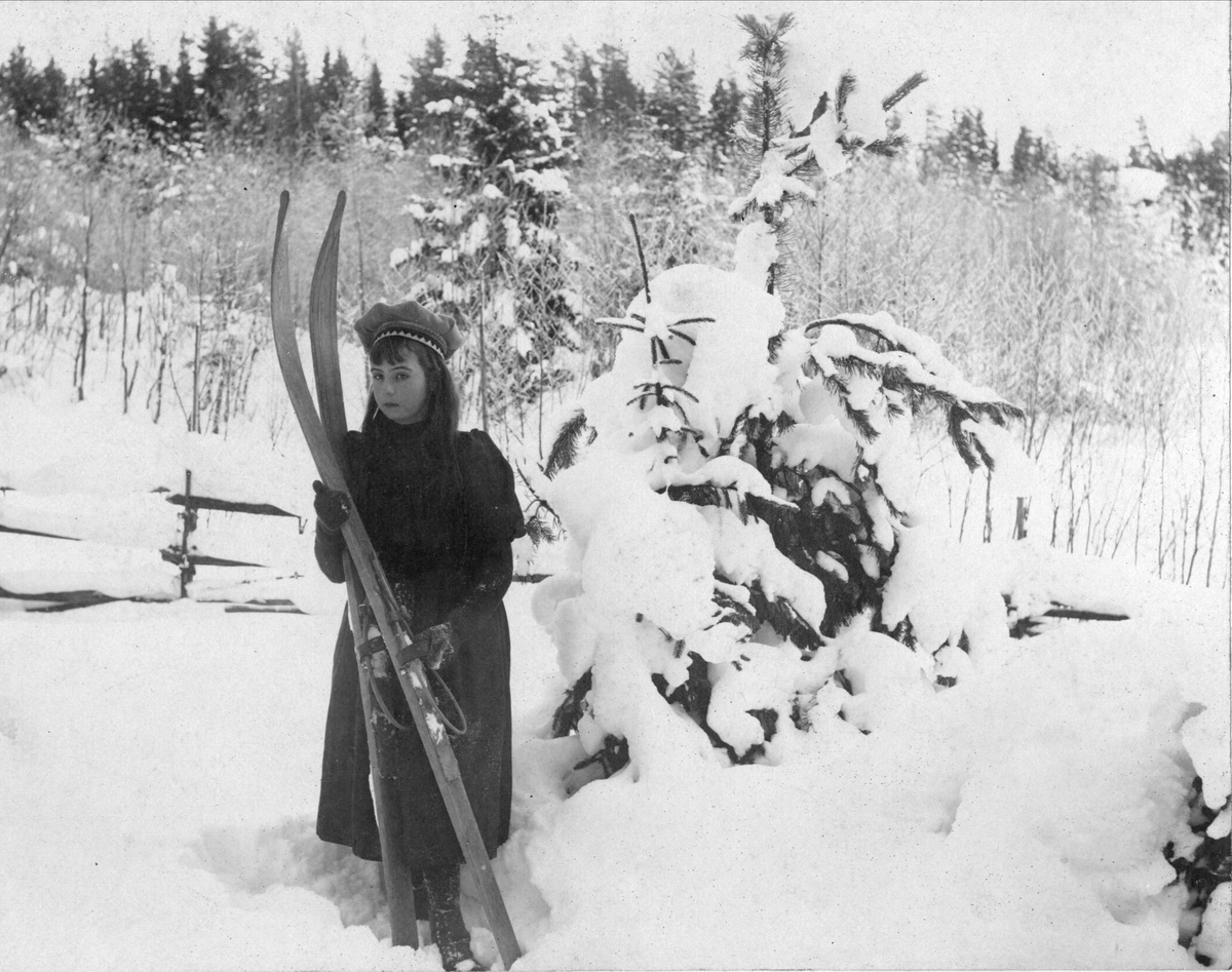 Kvinne med skipar i vinterlandskap, ukjent sted.
Serie tatt av Robert Collett (1842-1913), amatørfotograf og professor i zoologi. 