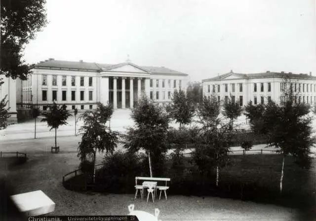 Universitetet, Oslo ant. 1880-årene. Universitetet og Karl Johans gate sett Studenterlunden. Servering fra Fritznerpaviljongen i forgrunnen.