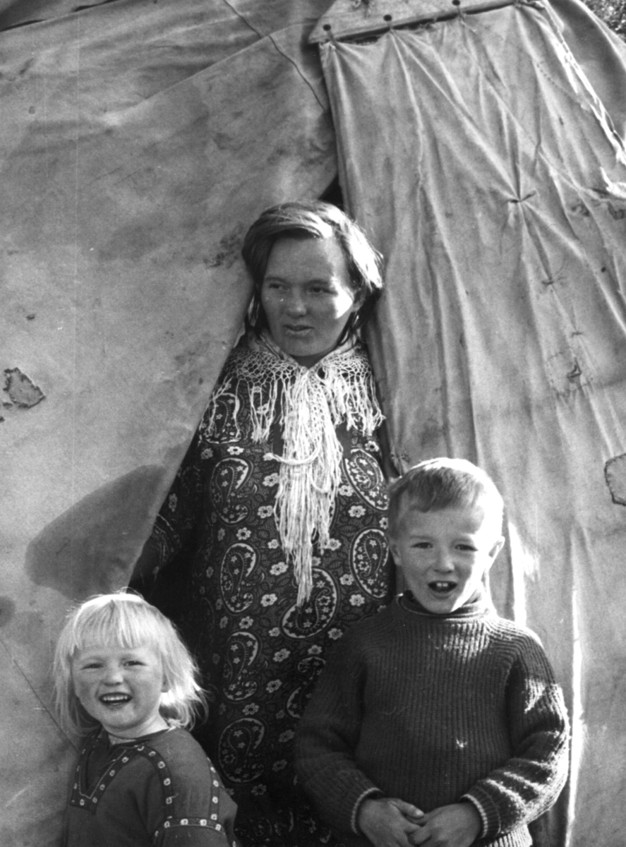 Konen Ellen Marit og barna til Klemet Buljo (Lemun Lemet) i teltåpningen. Nibijavrre 1972.