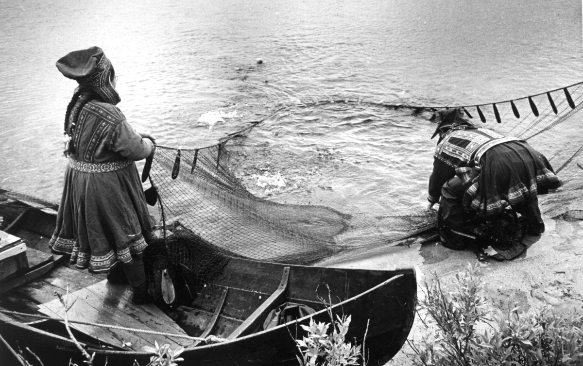 Sikfiske, Klemet og Ellen Hermansen trekker not i Kautokeino-elva, 1976.