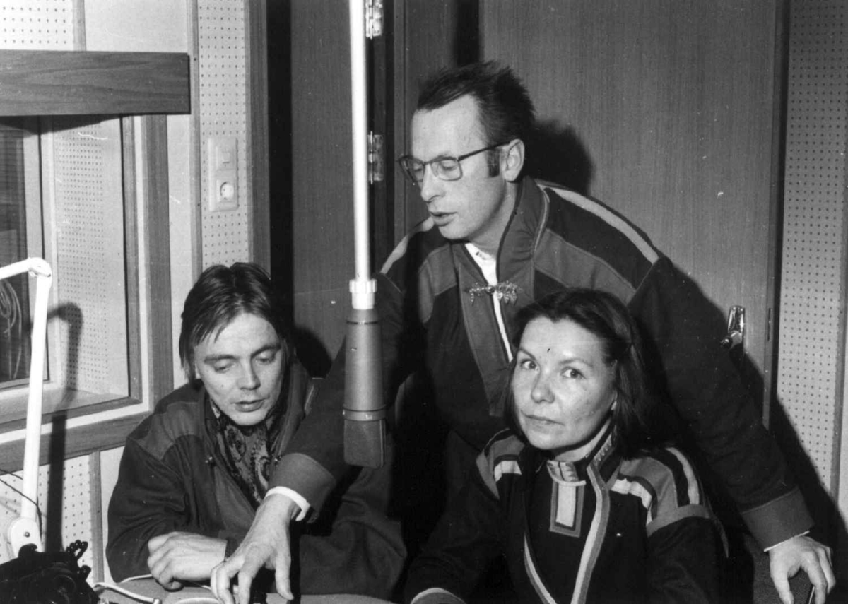 Sameradioens personale ved åpningen 1976. J. Nousuniemi, M. Skaltje og A Njarga. Karasjok.Sameradioens personale ved åpningen 1976