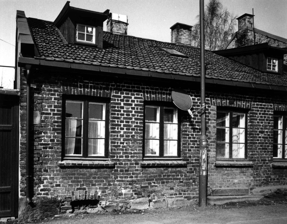 Sagveien 10, Oslo 1983. Lavt mursteinshus sett fra gata.