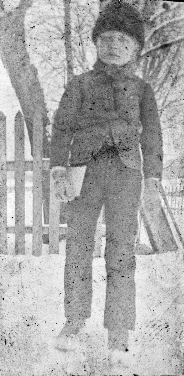 Gutt på gårdstun, Lunden gård, Fyresdal, Telemark. Hegglandsgrend fikk eget poståpneri på Lunden fra 1898 med Signe Maline Quisling som poståpner. Postbud med brev og lue?