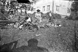 Kvinnegruppe med hunder i hagen, Lunden gård, Hegglandsgrend