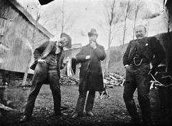 Tre menn på gårdstunet, Lunden gård, Hegglandsgrend, Fyresda