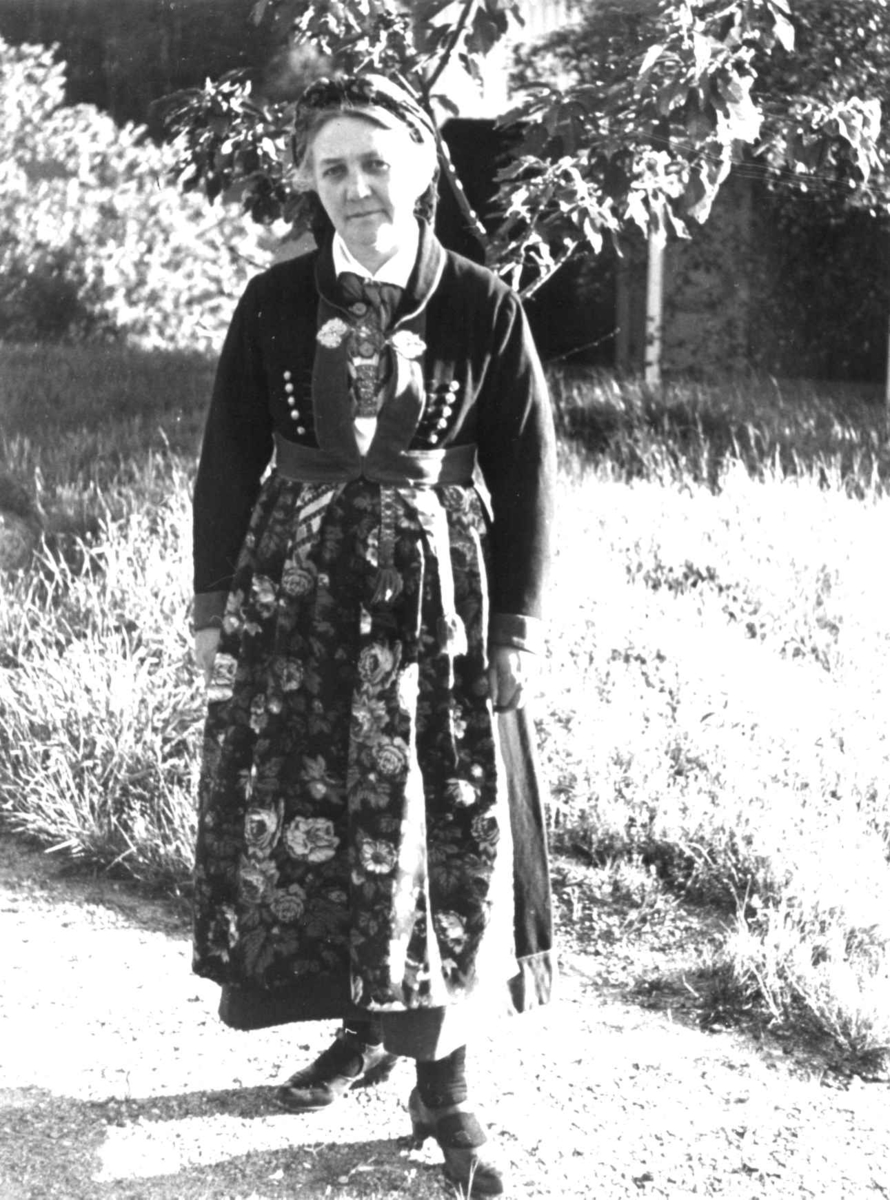Dølemo Åmli, Aust-Agder 1940. Fru Guro Eppeland kledd i kvinnedrakt.