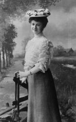 Visittkort. Portrett av kvinne med bluse, skjørt og hatt.