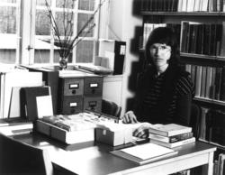 Portrett av bibliotekar Elisabeth Gran i 1984 i Norsk Folkem