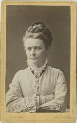 Kvinnedrakt, Emilie Larsen, Halden, 1870-årene, fotografert 