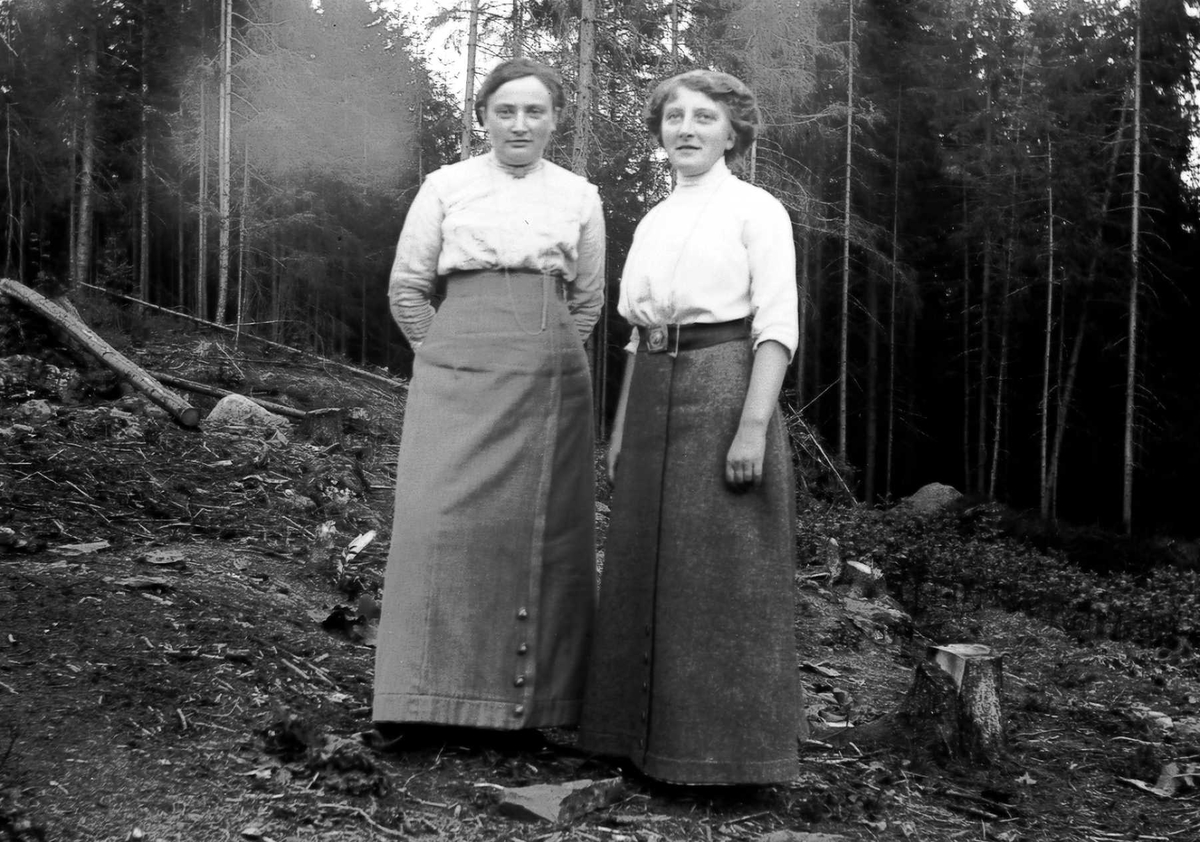 To kvinner i lange skjørt.