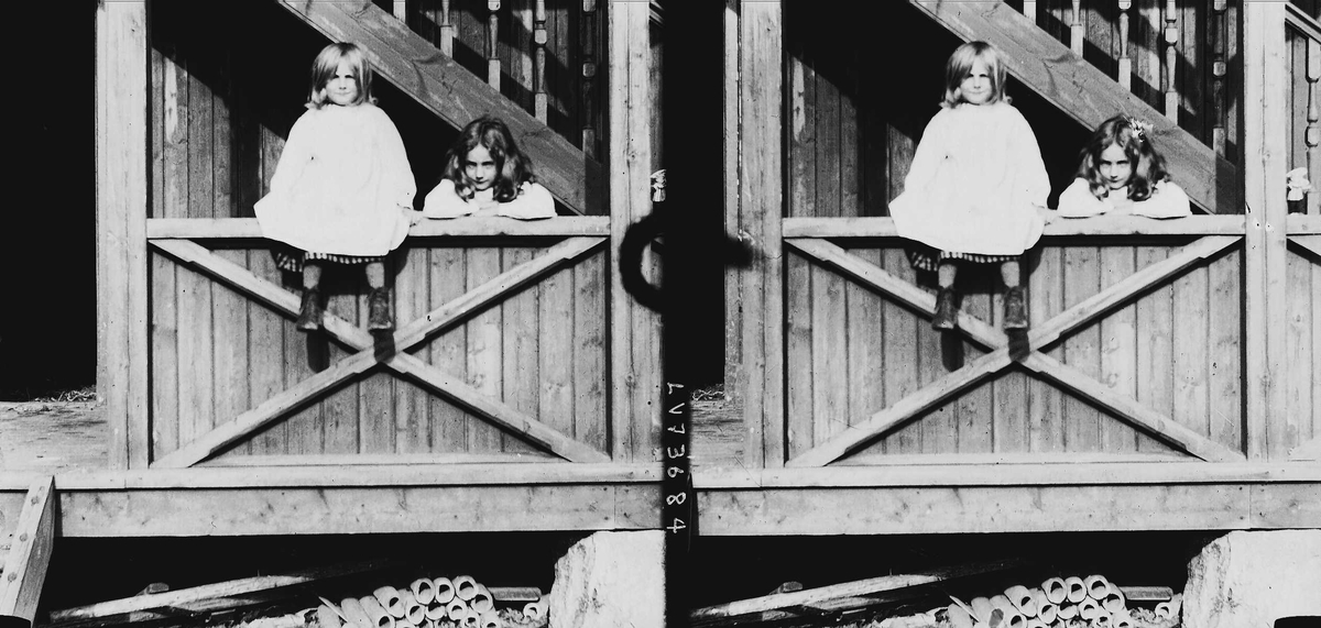 Familiemedlemmer. Gudrun og Karen Q. Wiborg i svalgang på Nedre Digerud, Frogn, Akershus, 1902.